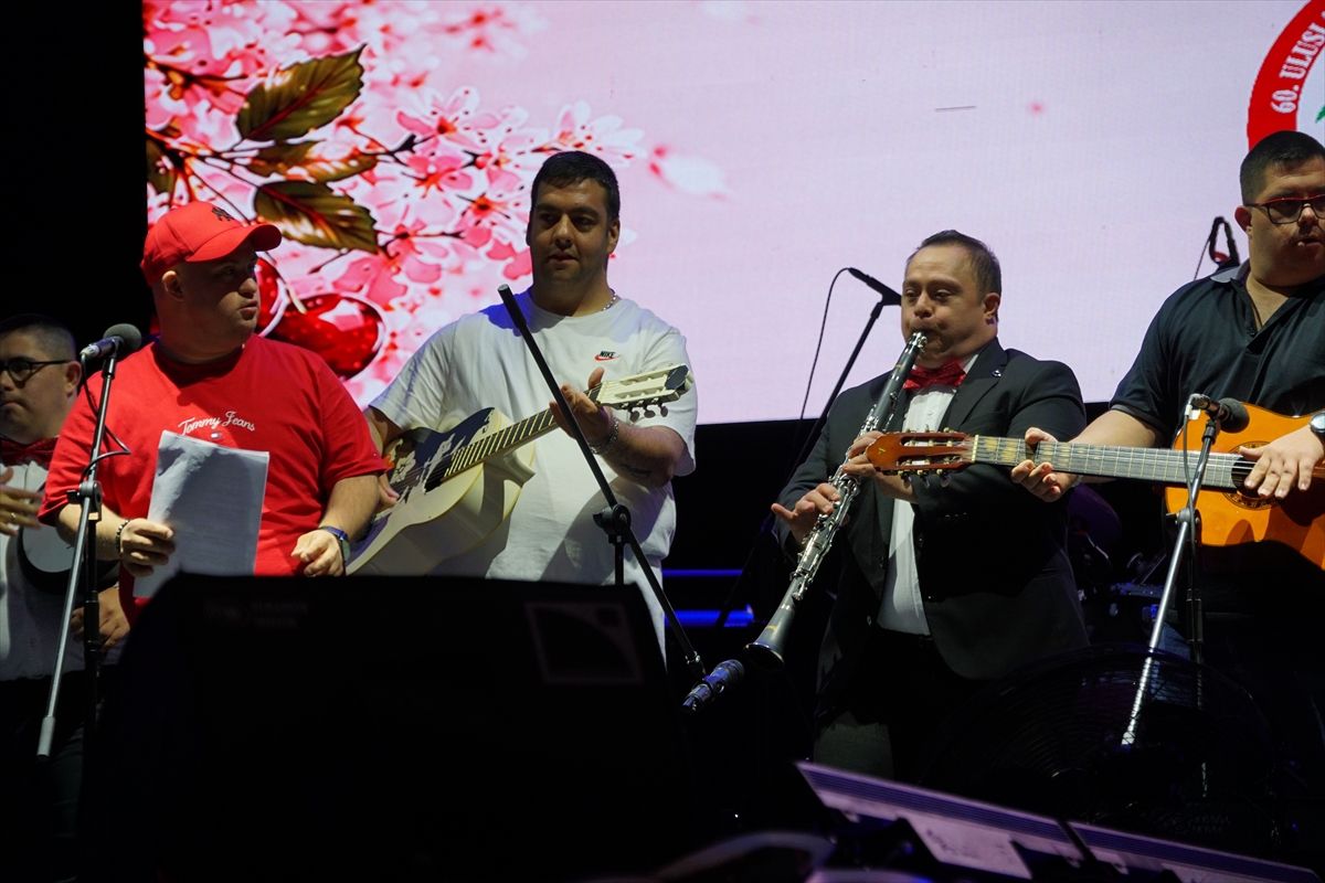 Tekirdağ’da düzenlenen uluslararası festivalde Down sendromlu çocuklar sahne aldı