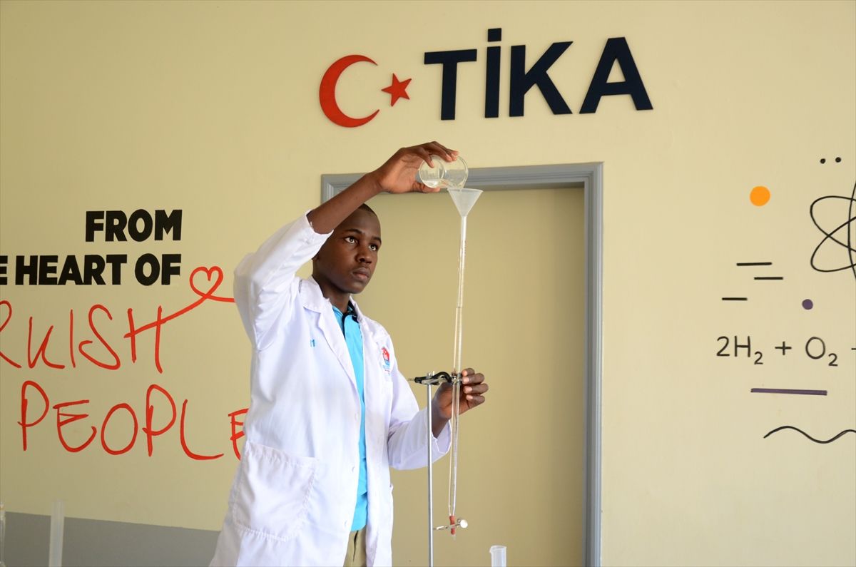 TİKA desteğiyle Uganda’daki Sena İmam Hatip Lisesinde kurulan laboratuvarlar açıldı