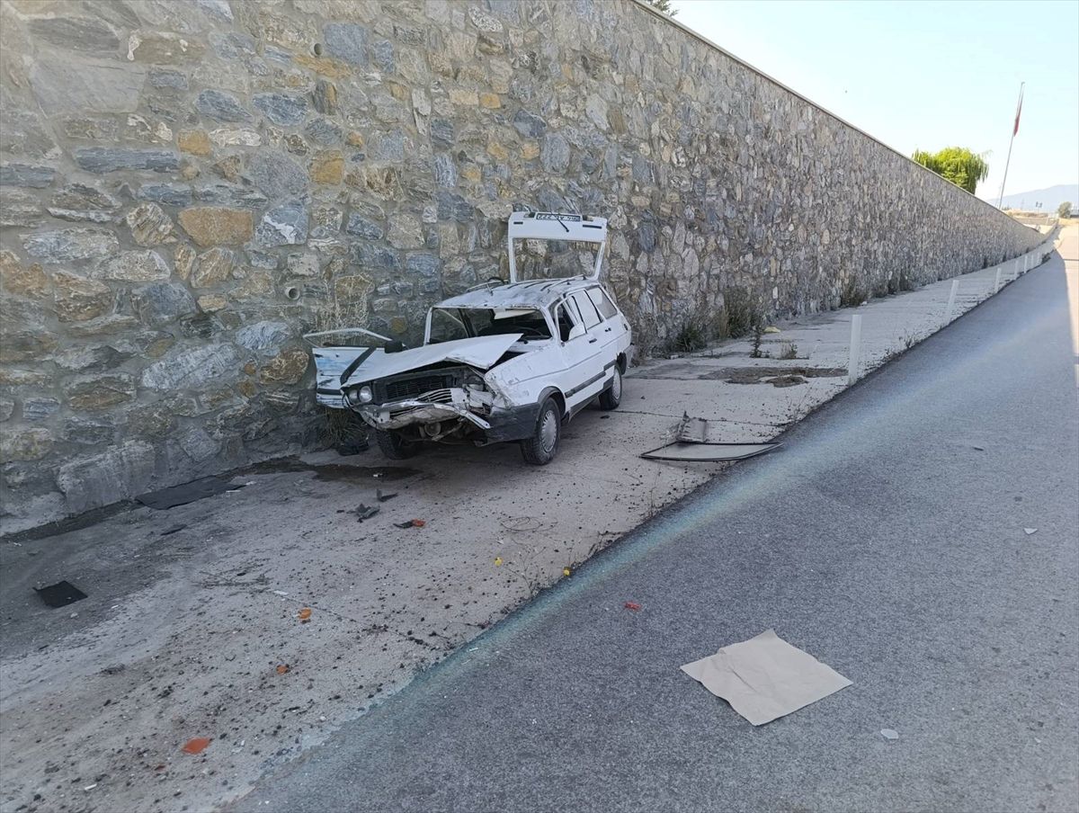Uşak’ta kamyon ile çarpışan otomobilin sürücüsü yaralandı