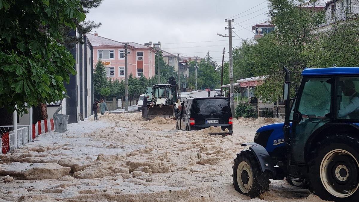 Afyon’u dolu vurdu: Yollar kapandı, bahçeler zarar gördü