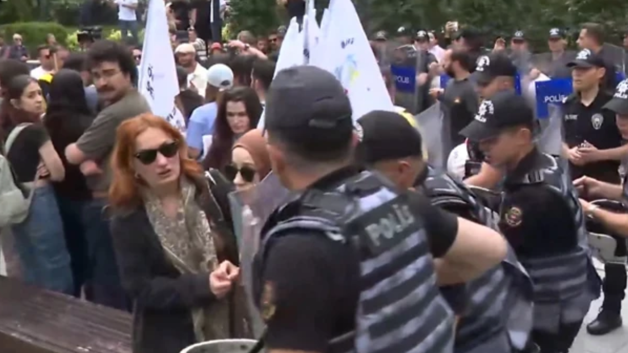 Polis ‘Açız’ diye eylem yapan 40 öğretmeni gözaltına aldı