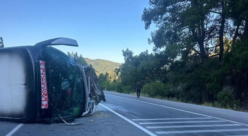Antalya’da feci kaza! Tur otobüsü ile otomobil çarpıştı: Ölü ve yaralılar var