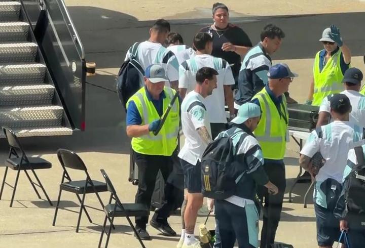 Arjantinli futbolculara güvenlik denetimi… Messi ayakkabılarına kadar arandı