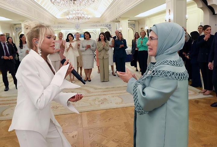 Süperstar Ajda Pekkan bu kez şarkılarını First Lady’ler için söyledi