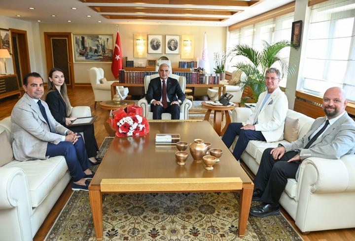 Bakan Ersoy, Bolşoy Tiyatrosu’nda tarihi başarıya imza atan Nilay Tahiroğlu’nu tebrik etti