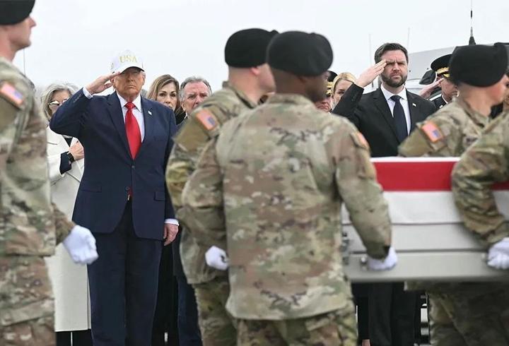4 askerin cenazesi ABD’de! Trump’tan Dover Üssü’nde son görev