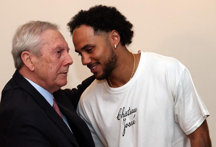 Fenerbahçe’nin yeni yıldızı Shane Larkin, Aziz Yıldırım’la görüştü
