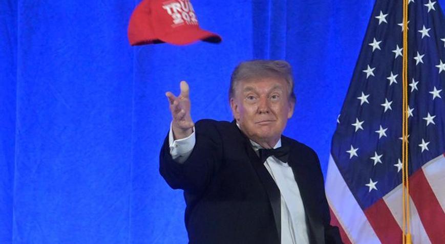 ABD Başkanı Trump aniden cebinden çıkardı, salondakiler neye uğradığını şaşırdı! ‘Dördüncüsü yolda’