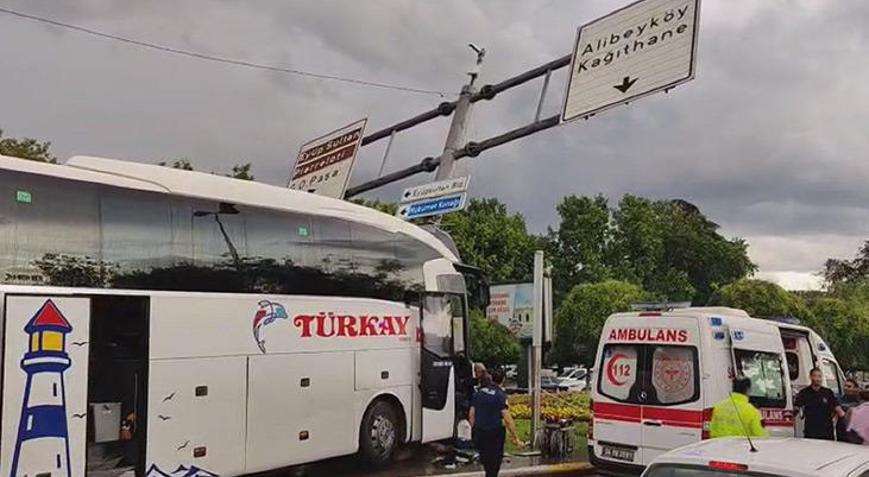 Eyüpsultan’da yolcu otobüsü otomobile çarptı! Yaralılar var
