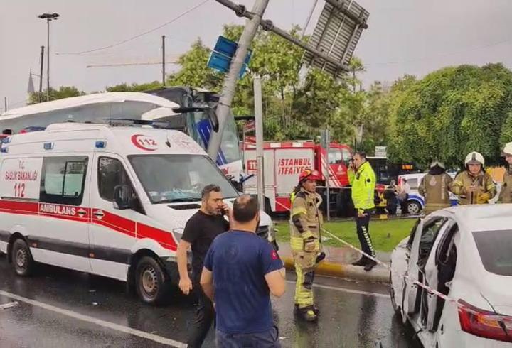 Eyüpsultan’da yolcu otobüsü otomobile çarptı: 2’si ağır 30 yaralı