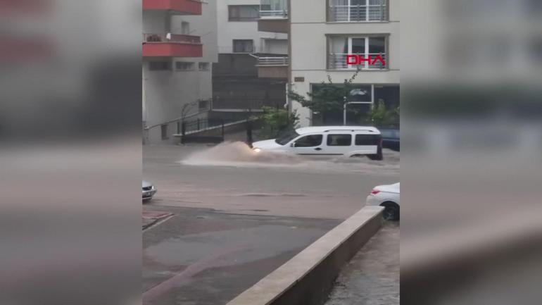 Ankarada sel alarmı Sağanak hayatı felç etti