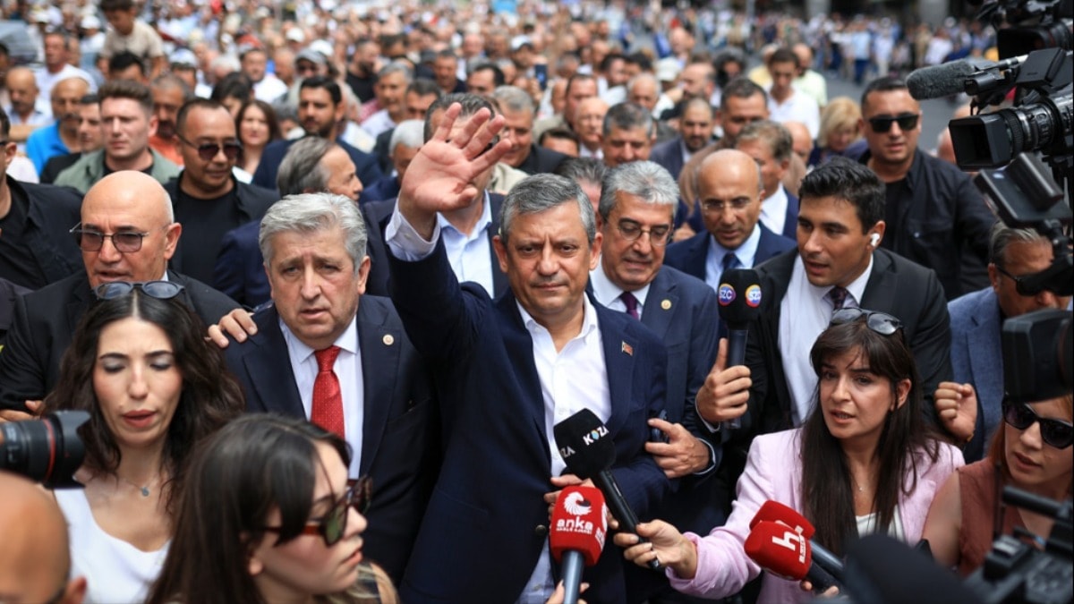 Türk siyasetine soluk: YENİ Parti