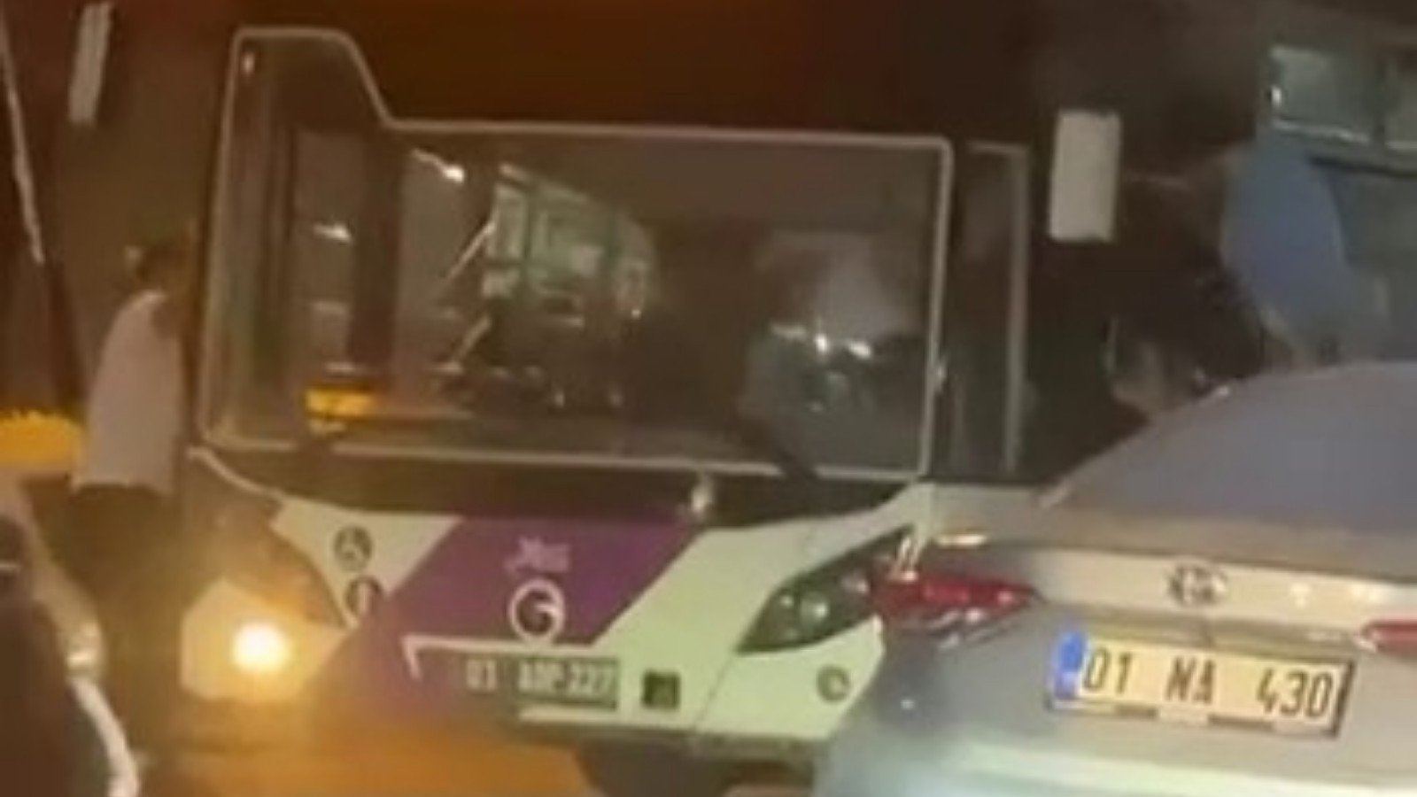 Adana’da 10 kişilik gruptan otobüs şoförüne saldırı