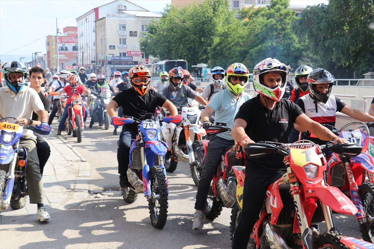 Ağrı’da enduro sporcularının akrobasi gösterisi ilgiyle izlendi