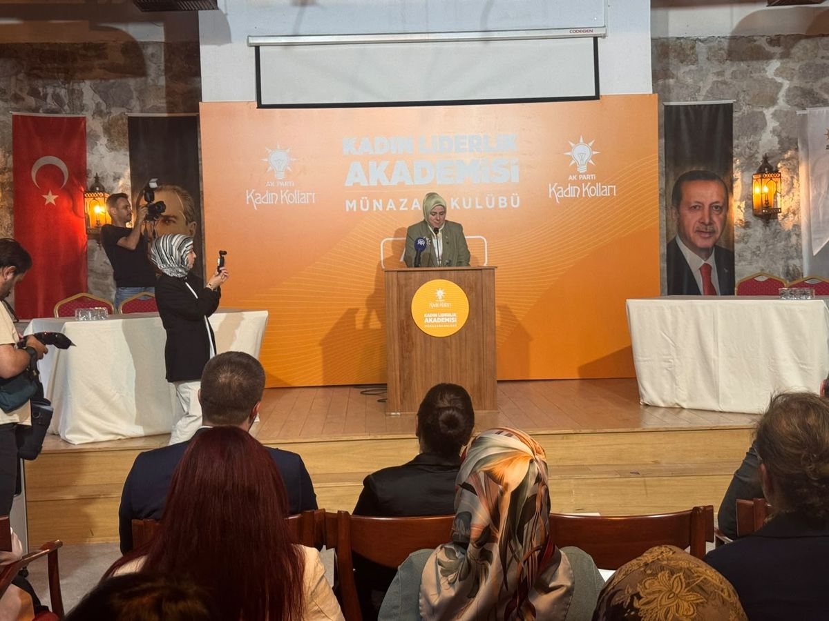 AK Parti’li Ercan ‘Kadın Liderlik Akademisi Münazara Kulübü’ kapanış programına katıldı