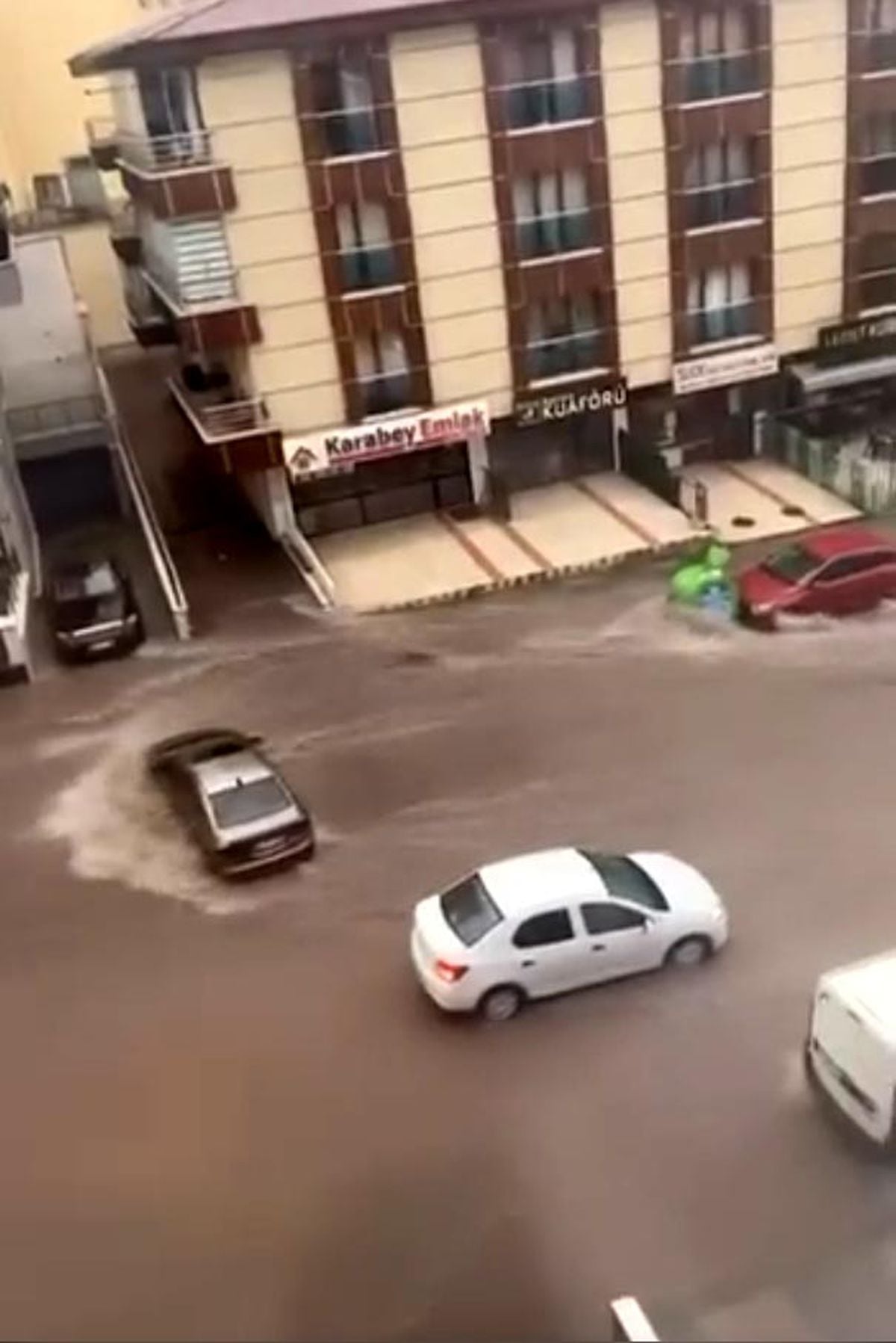Ankara’da sağanak sele neden oldu; araçlar sürüklendi