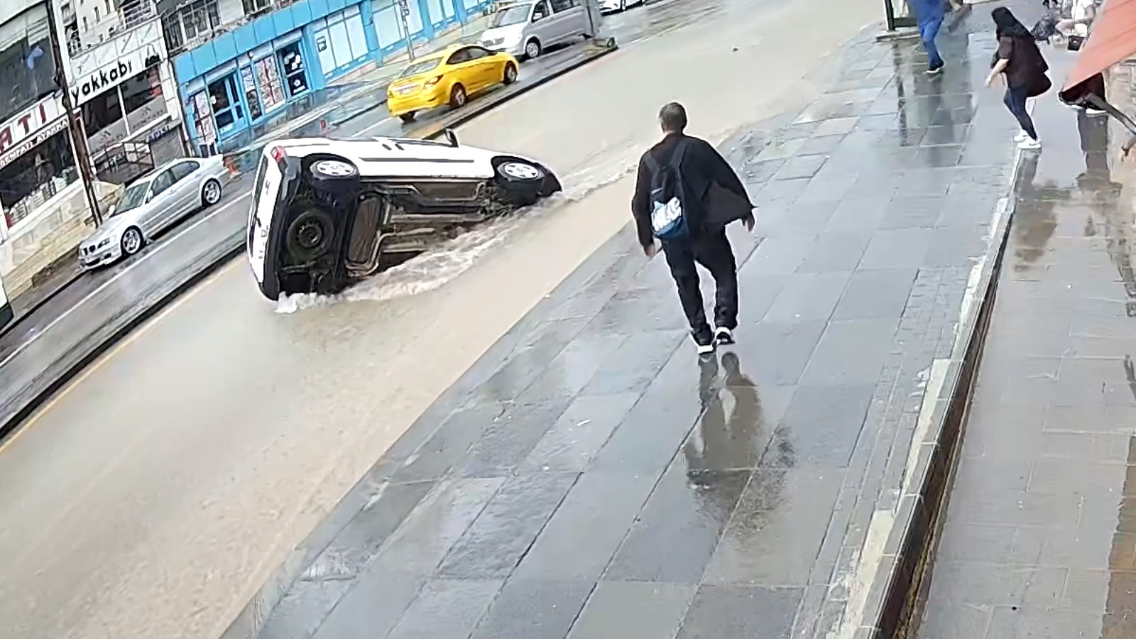 Ankara’da yollar göle döndü