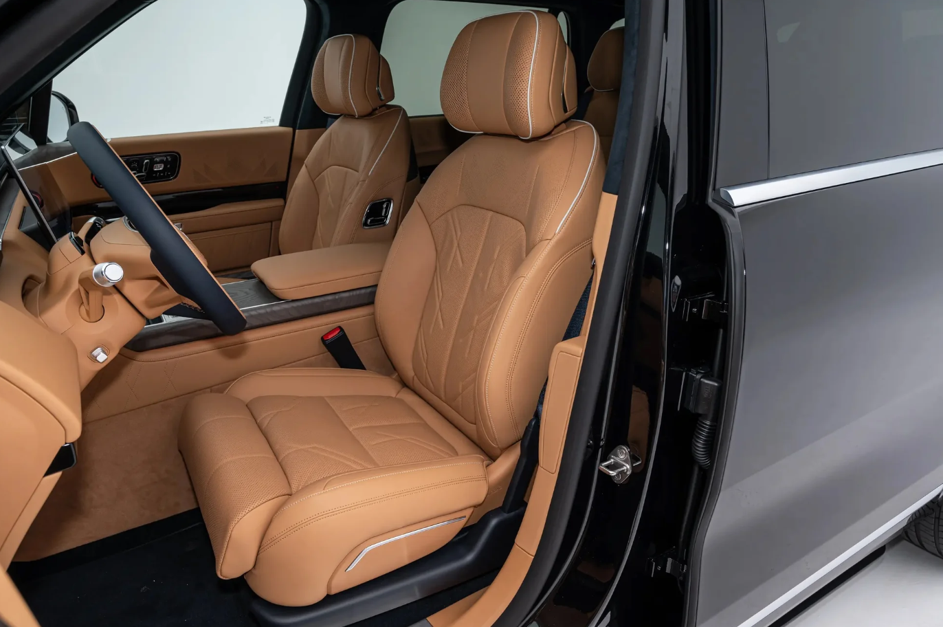 SUV model araç ülkeden çıkar çıkmaz kilitlendi: 6 ay önce satın almıştı