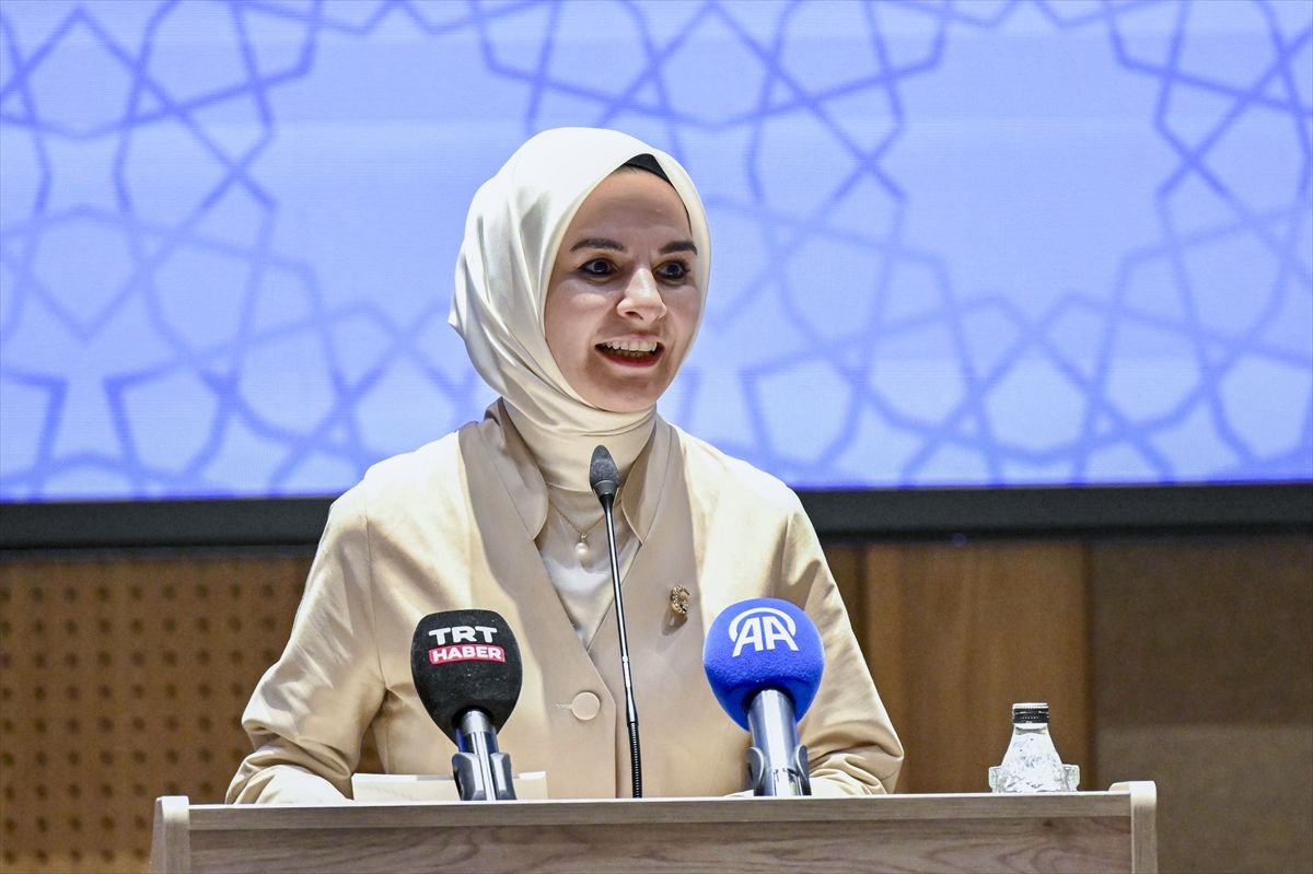Bakan Göktaş: Gençlerin sağlıklı iletişim kurmasına destek oluyoruz