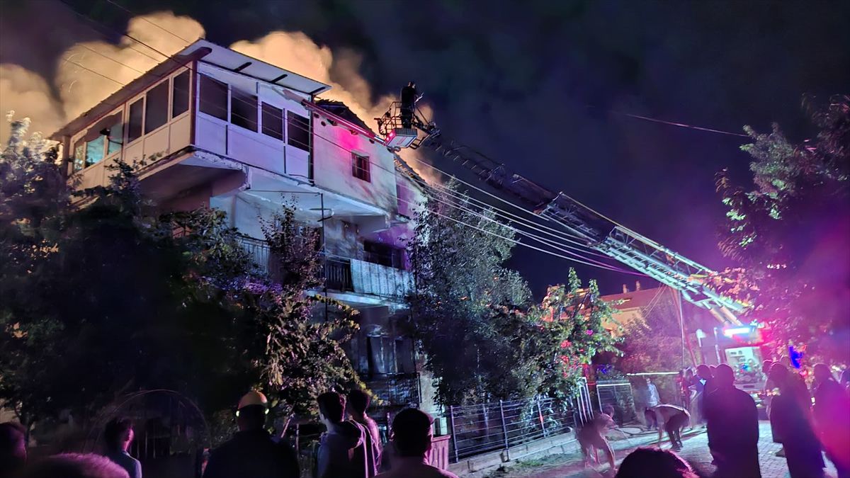 Banaz’da evin çatısında çıkan yangın söndürüldü
