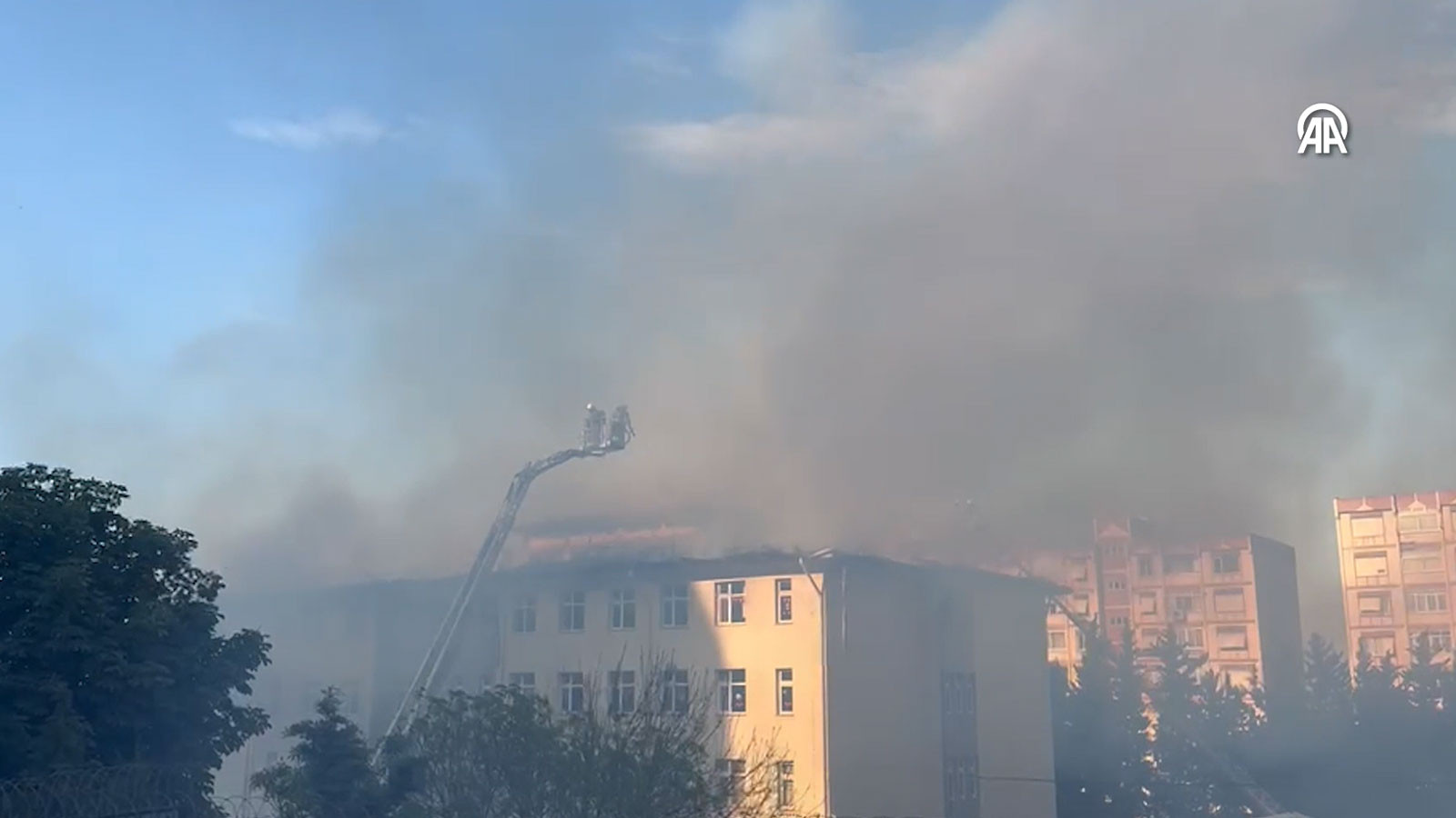Beylikdüzü’nde okulun çatısında yangın çıktı