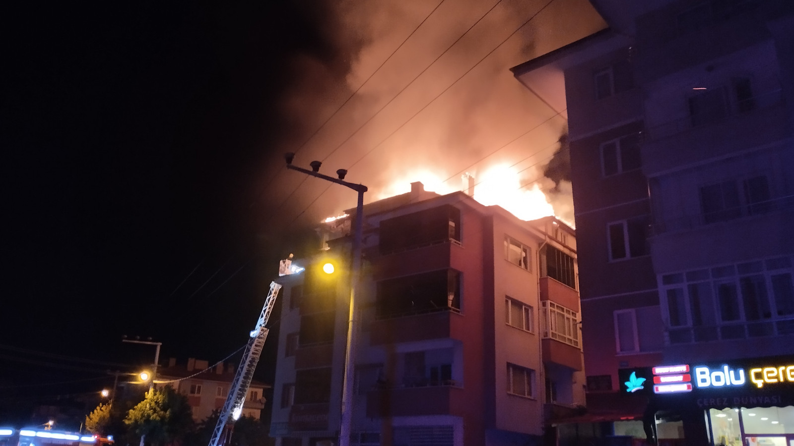 Bolu’da 5 katlı apartmanda yangın