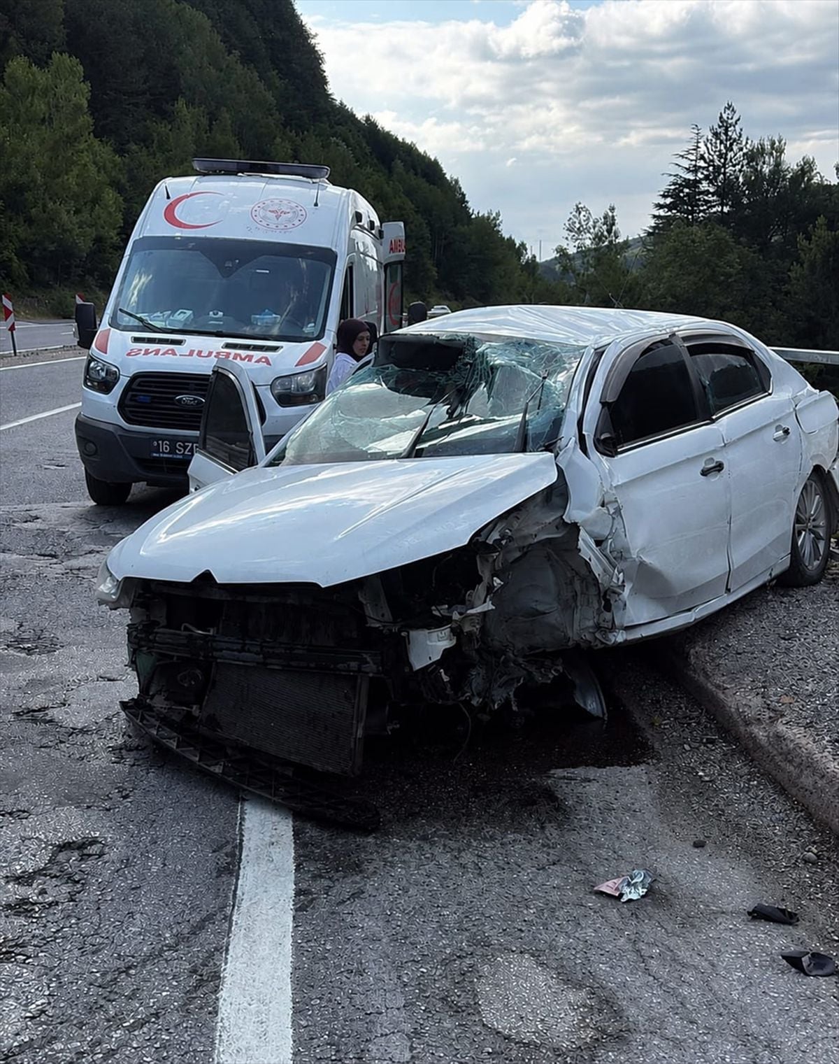 Bursa’da kaza yapan otomobildeki 5 kişi yaralandı