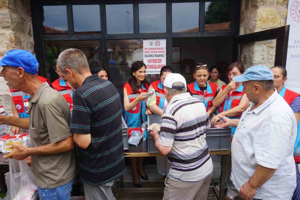 Edirne’de Cuma Namazı Çıkışında Pilav İkramı