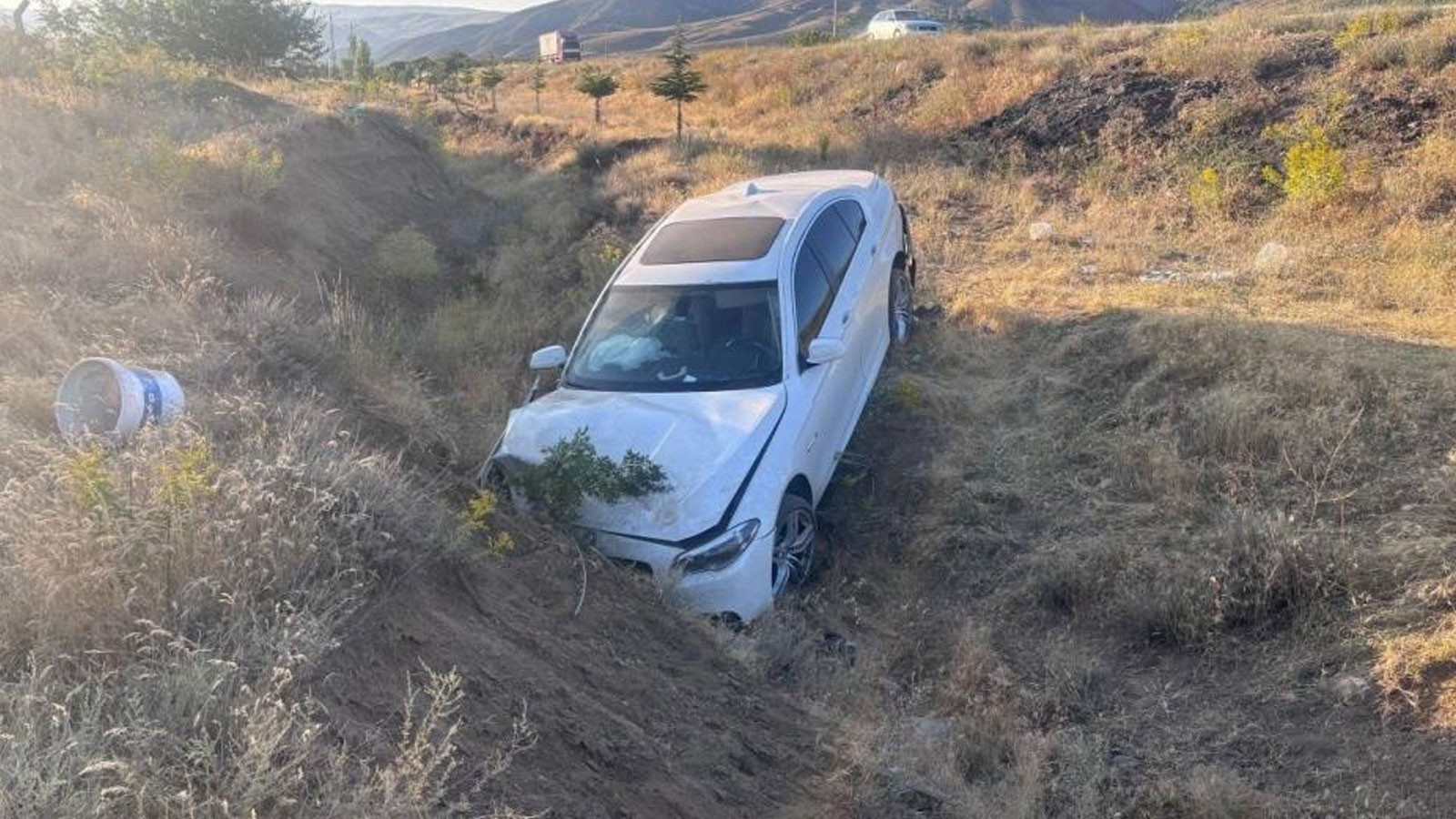 Erzincan’da otomobil yoldan çıktı: 3’ü çocuk 6 yaralı
