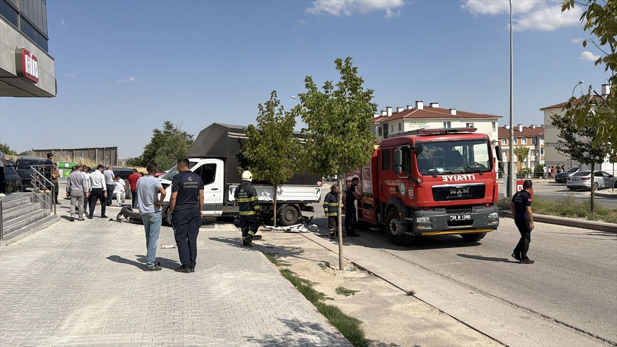 Eskişehir’de kamyonet ile panelvanın çarpıştığı kazada 7 kişi yaralandı