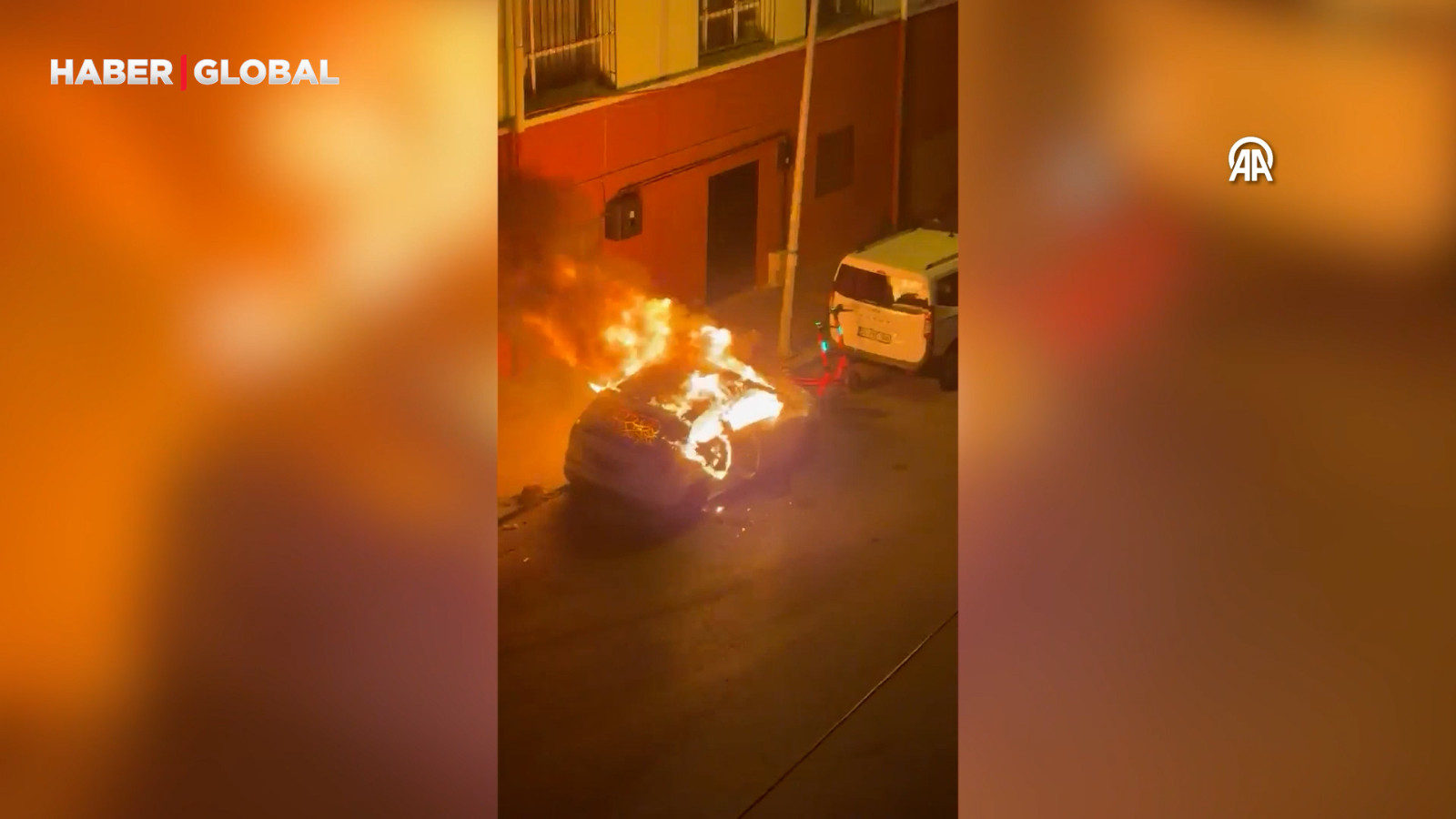 Fatih’te park halindeki otomobili tiner döküp yaktı