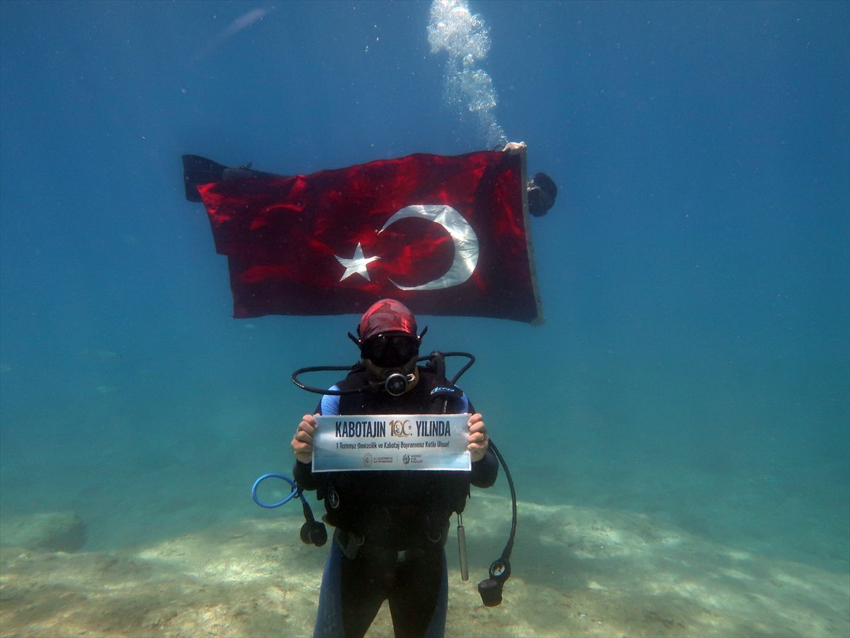 Fethiye’de dalgıçlar Denizcilik ve Kabotaj Bayramı’nı deniz dibinde kutladı