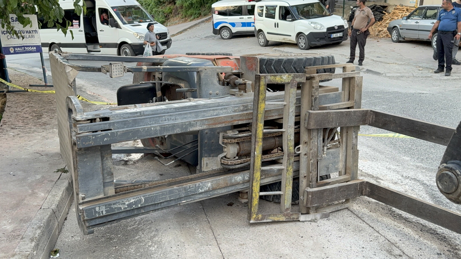 Forklift rampa aşağı inerken devrildi: Yaralılar var