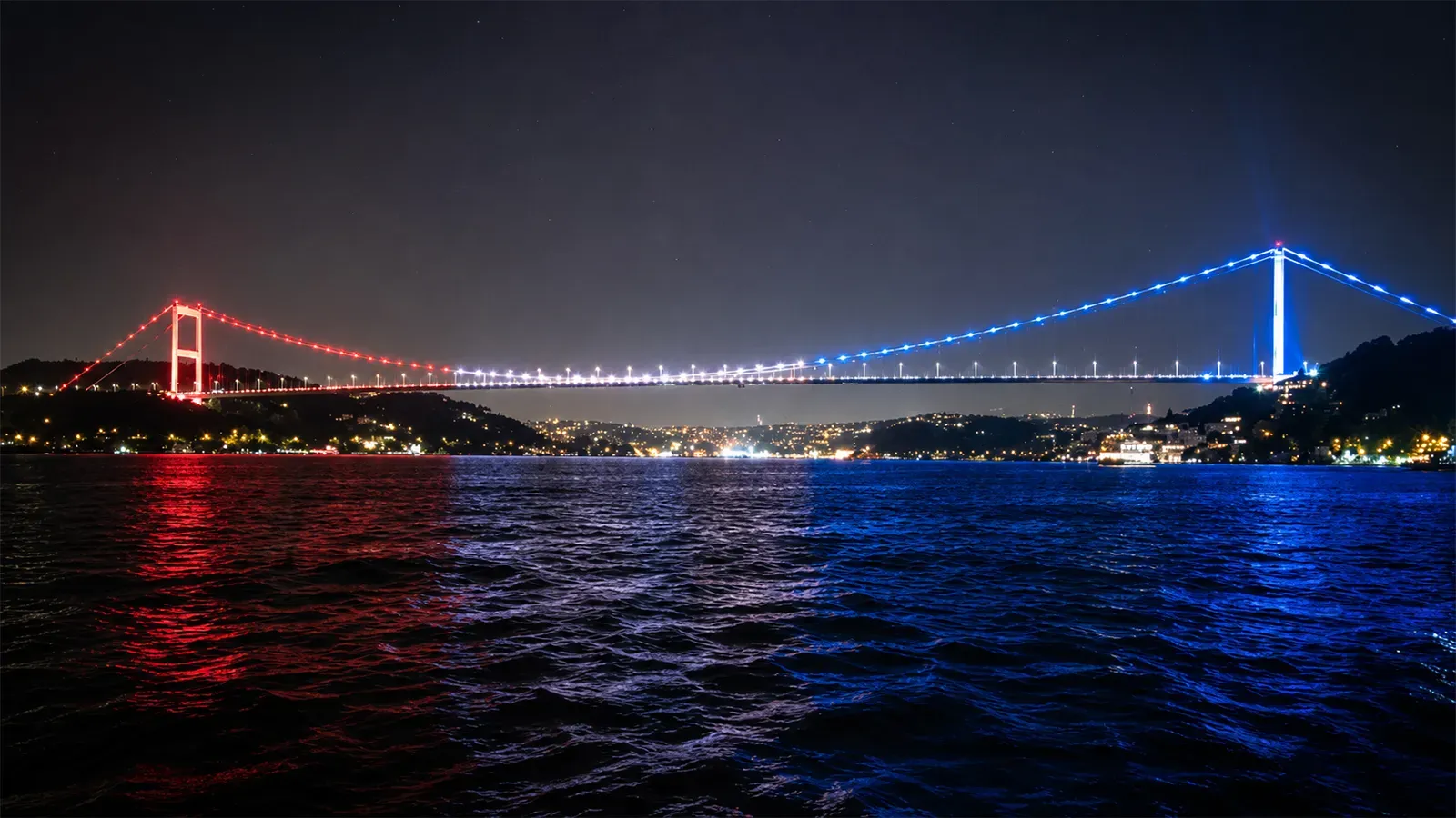 İstanbul’da köprünün ABD bayrağı renklerine bürünmesine CHP’den çok sert tepki