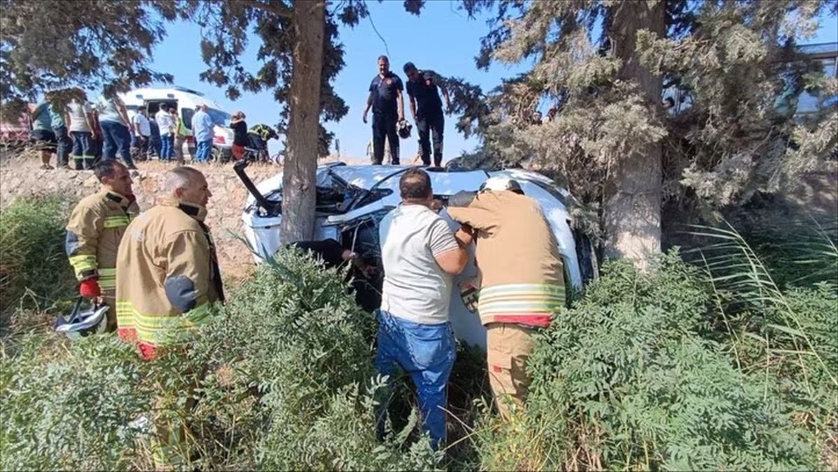 Hatay’da şarampole devrilerek ağaca çarpan otomobildeki 7 kişi yaralandı