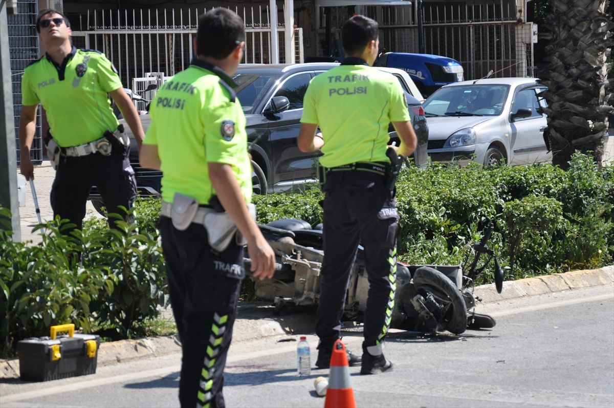 İzmir’de motosikletin iş makinesi yüklü kamyonla çarpışması kamerada