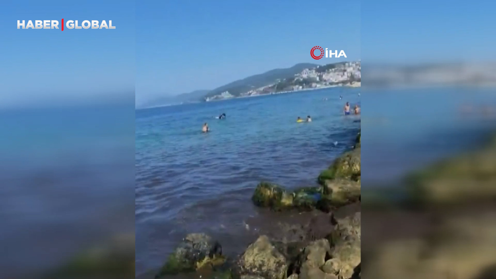 Kanalizasyon suyu sahilde vatandaşların üzerine aktı