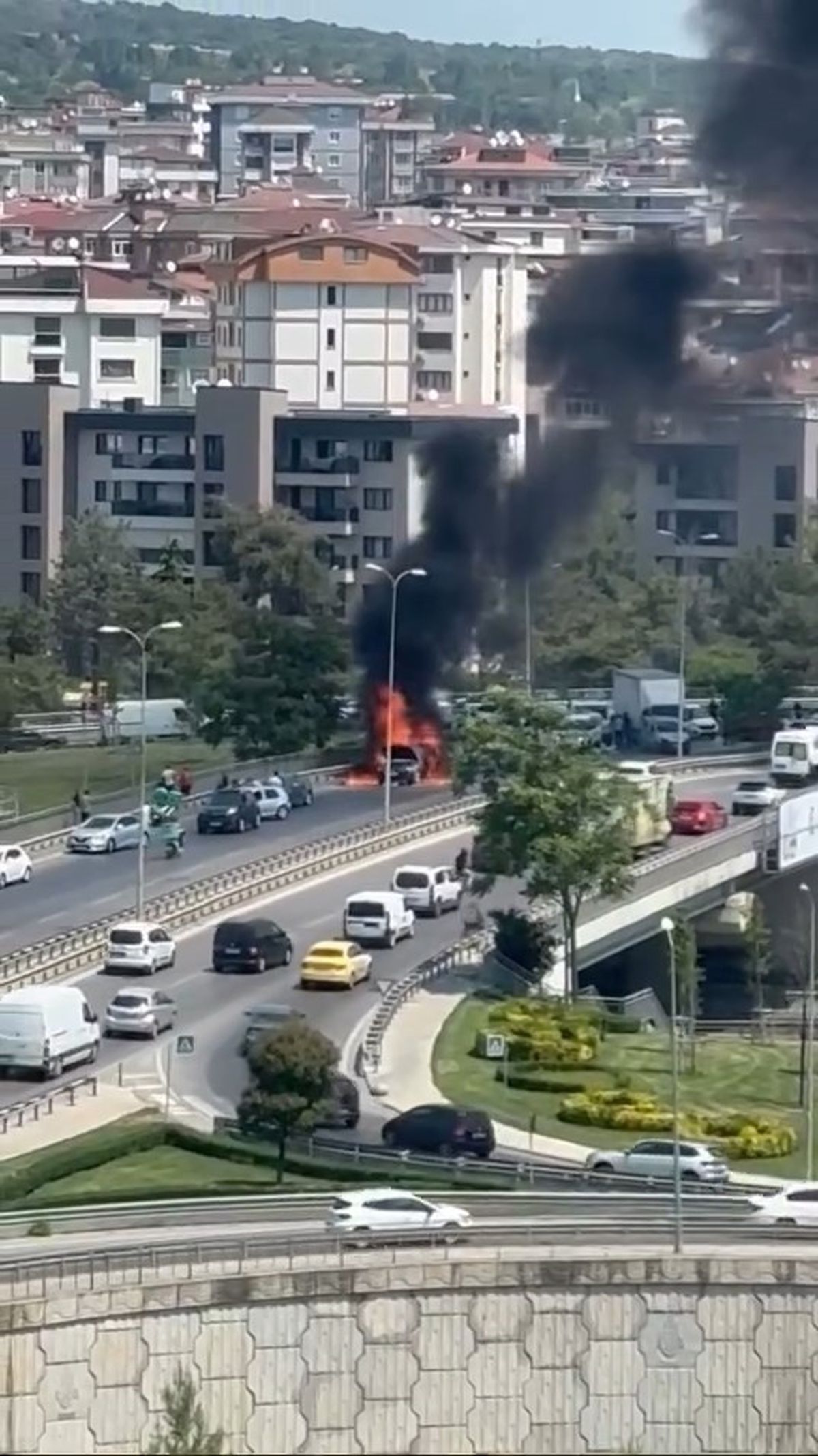 Kartal’da seyir halindeki otomobil alev alev yandı