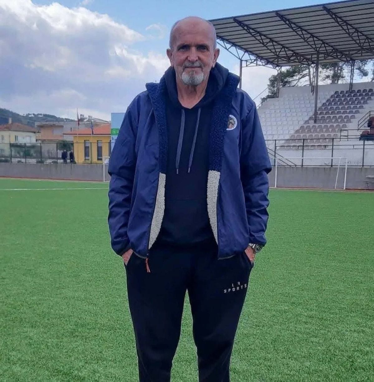 Kuşadası’nda denizde boğulan 3 kişiden emekli öğretmen toprağa verildi