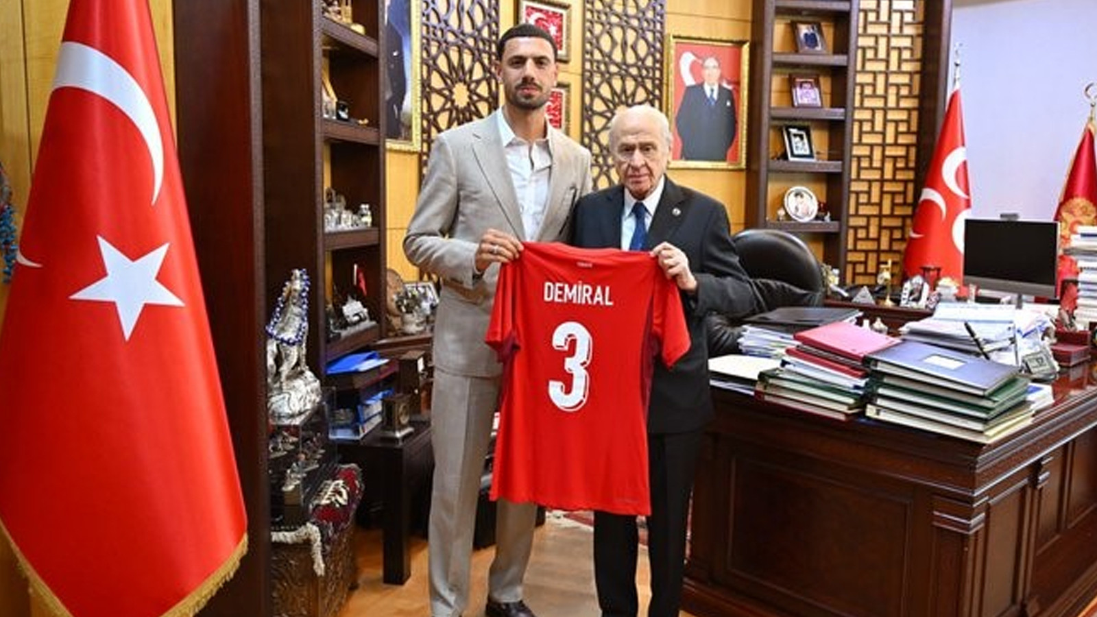 MHP Lideri Bahçeli, milli futbolcu Demiral’ı kabul etti