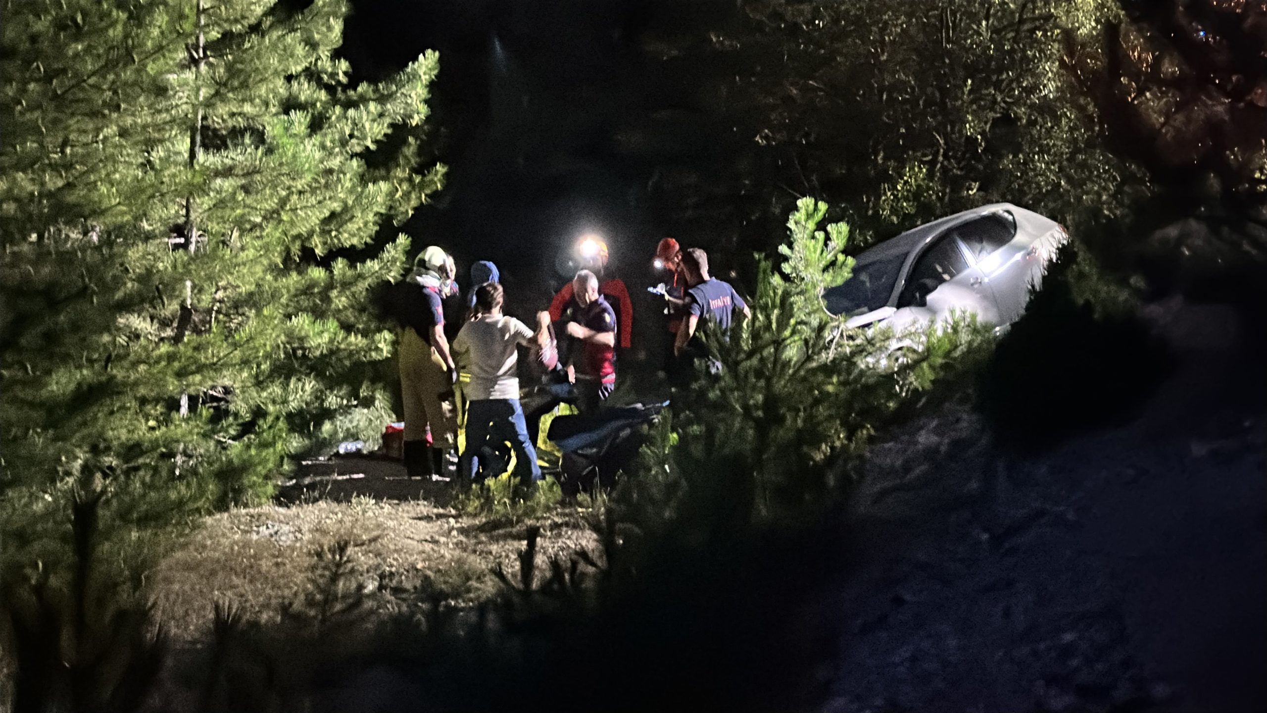 Kütahya’da otomobil ile motosiklet şarampole savruldu: 1’i ağır 5 yaralı