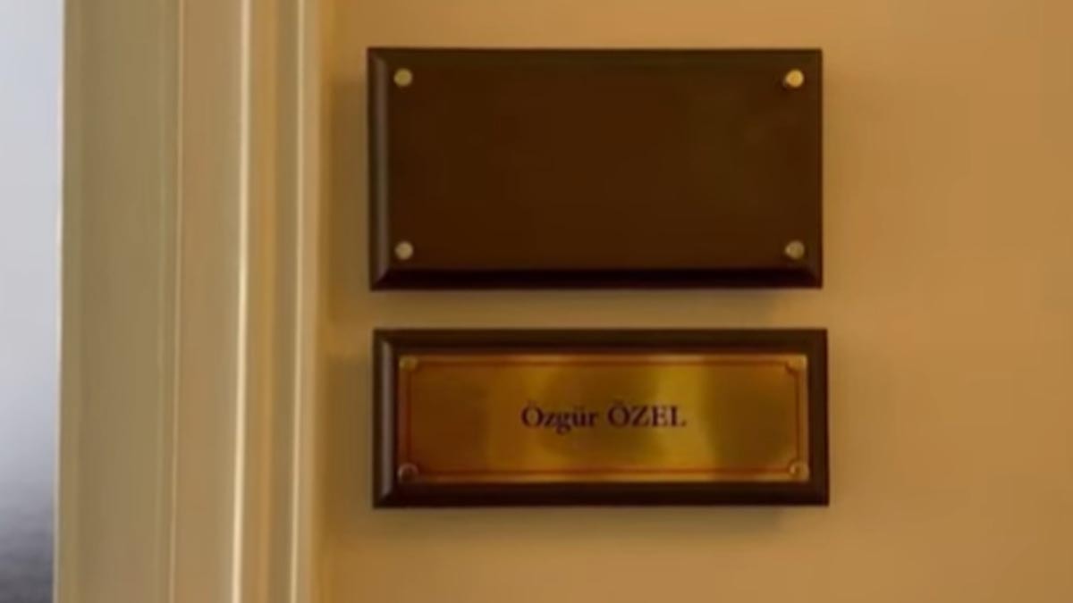 Meclis’te Özel’in adından CHP kaldırıldı