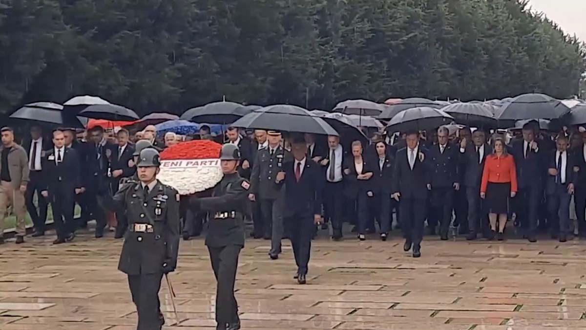 Özgür Özel’den ilk ziyaret: Yeni Parti Anıtkabir’de Ata’nın huzurunda
