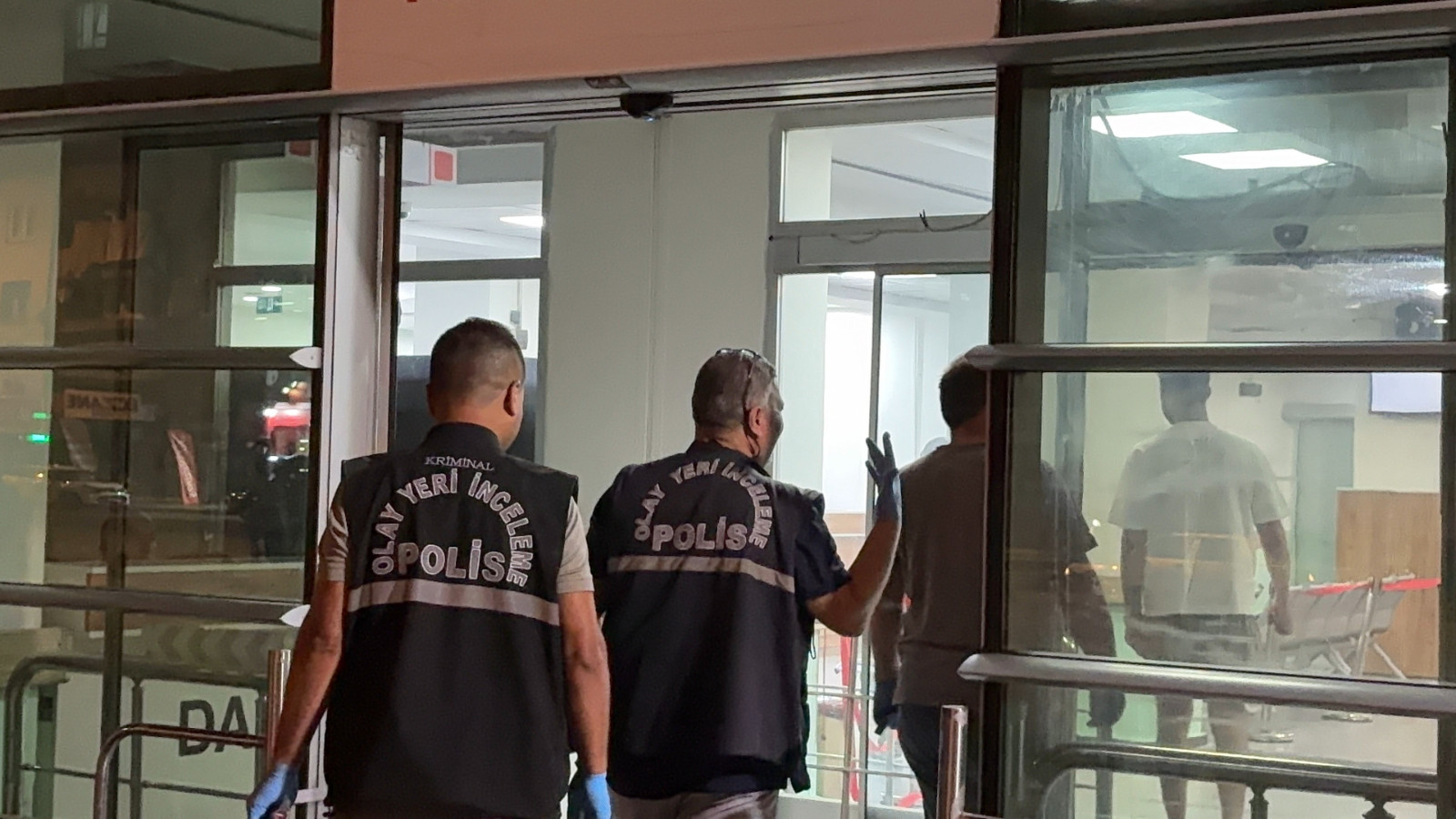 Tabancayla yaraladıkları kişiyi hastaneye bırakıp kaçtılar