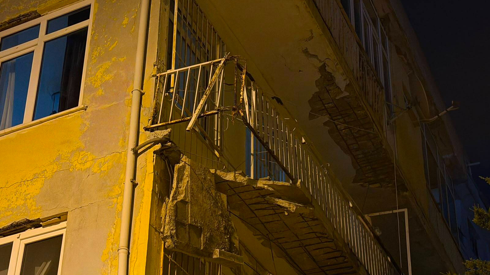 Üsküdar’da balkonunda çökme meydana gelen bina tahliye edildi