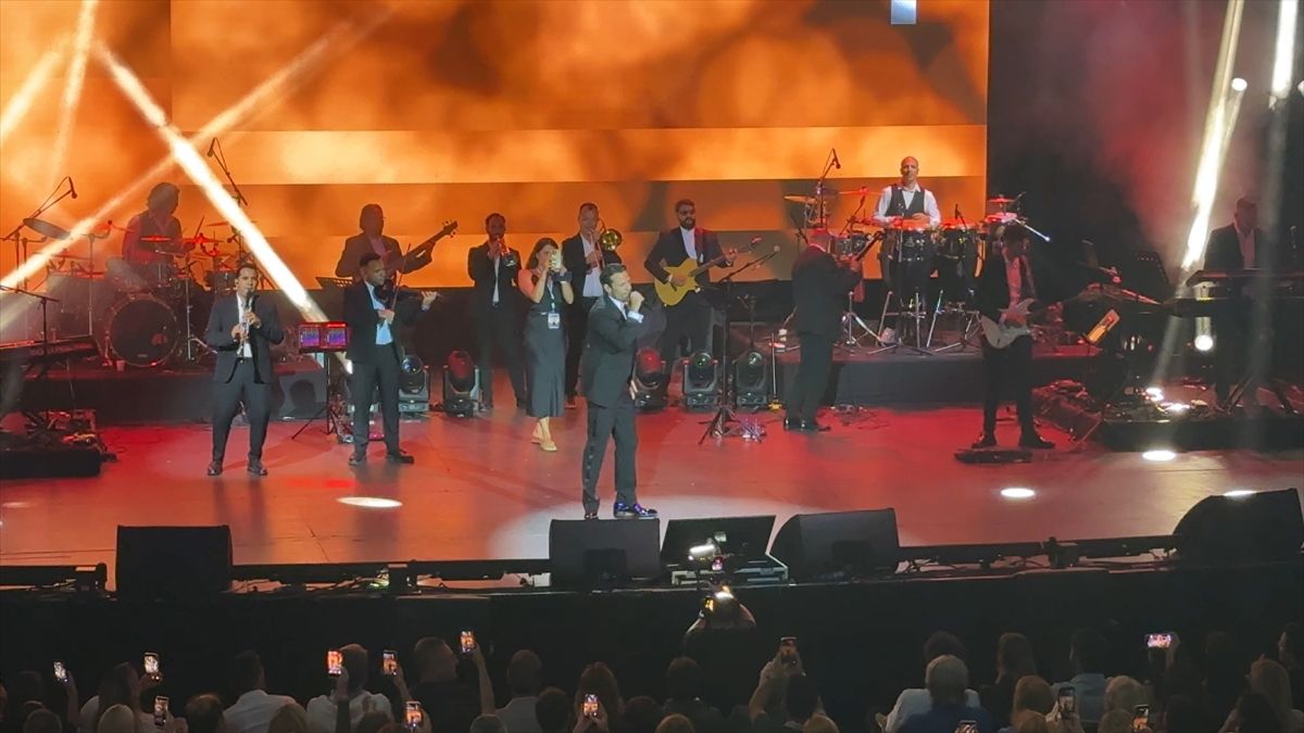 Yunan sanatçı Konstantinos Argiros Harbiye’de konser verdi