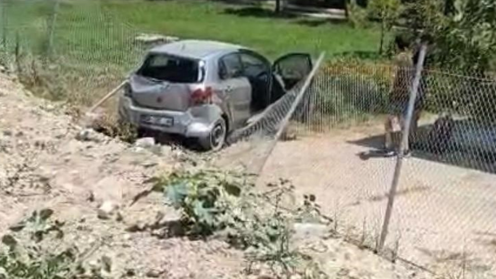 Zincirleme kazada otomobil enstitünün bahçesine düştü: Çok sayıda yaralı var