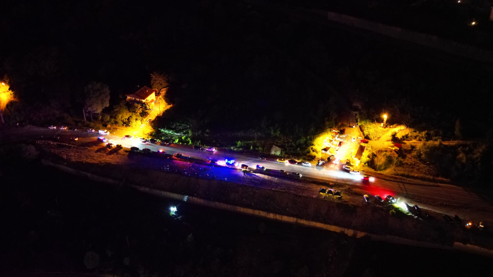Zonguldak’ta şarampole devrilerek yanan otomobilin sürücüsü can verdi